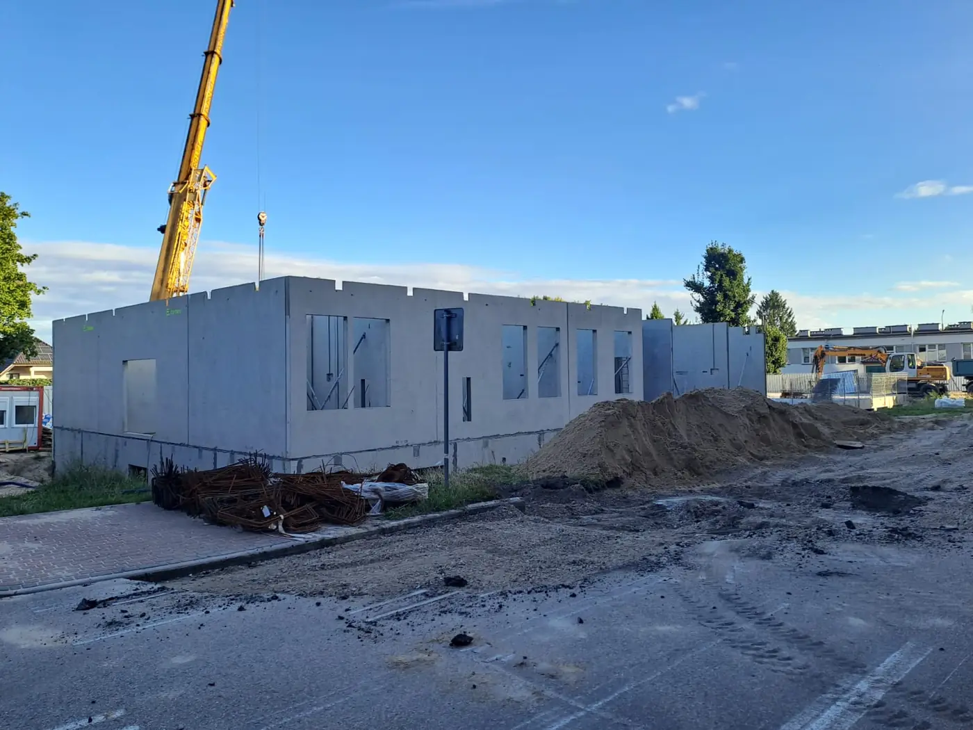 Bryła parteru Centrum Zdrowia Psychicznego w Człuchowie z żurawiem montażowym od strony ulicy