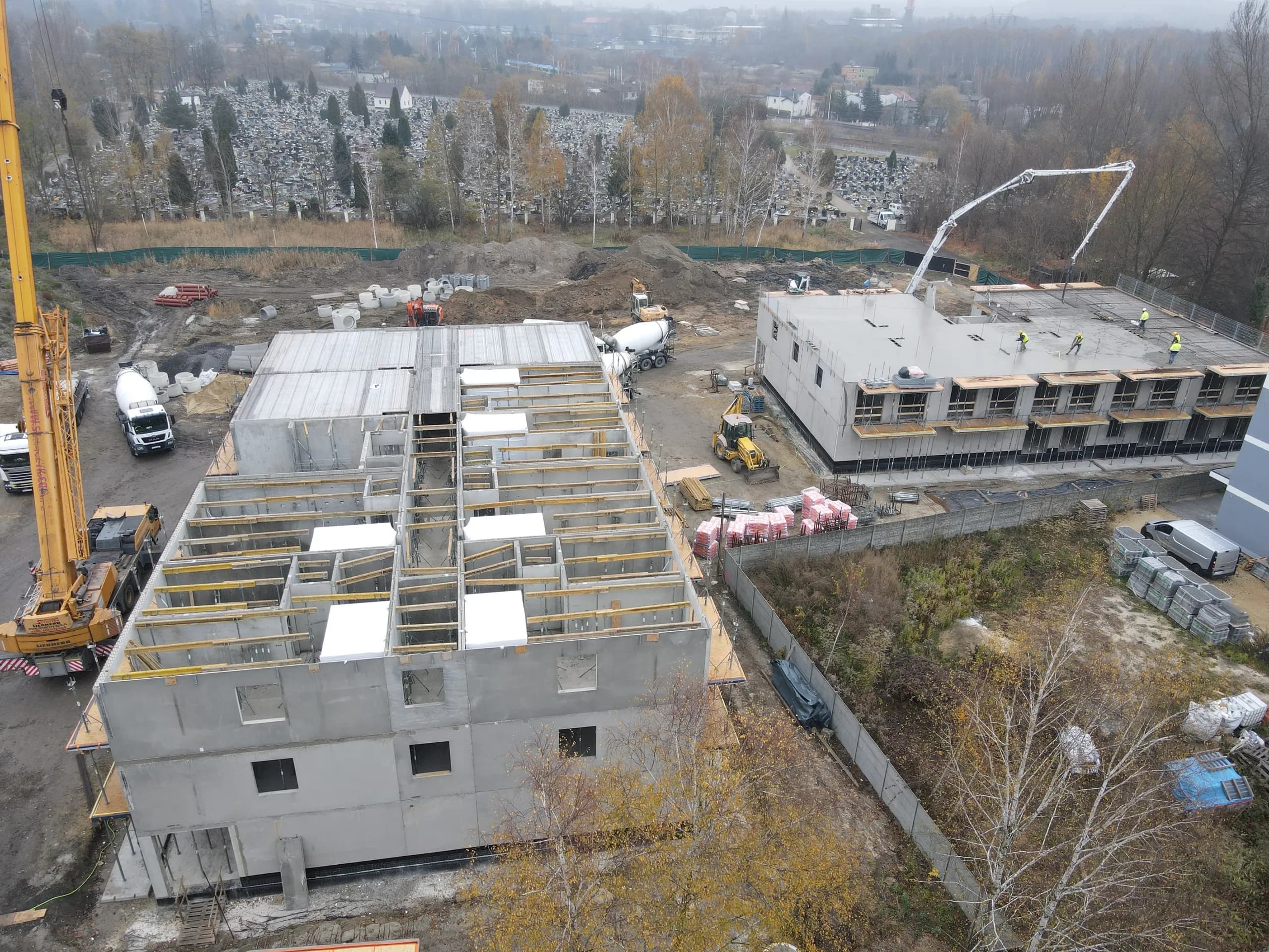 Montaż prefabrykowanych ścian domu jednorodzinnego — ujęcie z drona