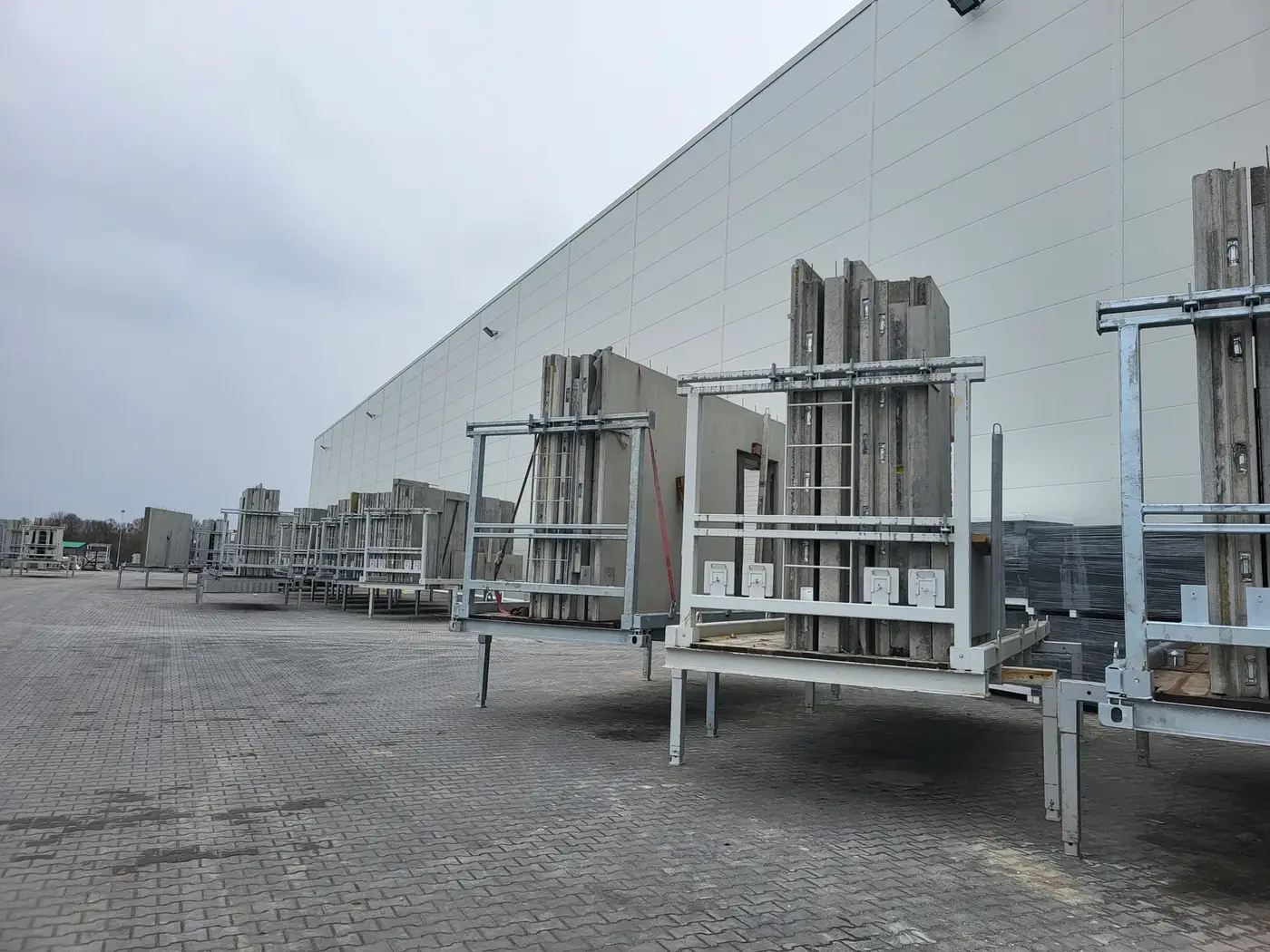 Plac składowy zakładu — elementy czekają na transport w kolejności montażu