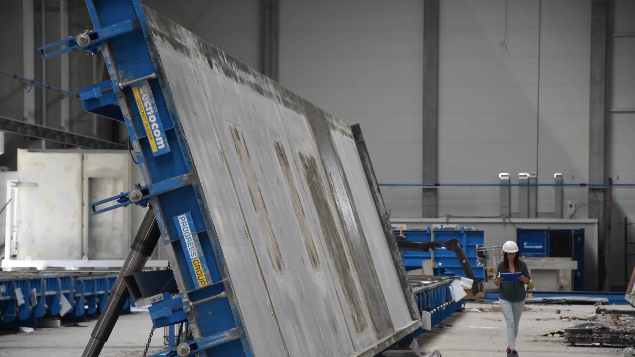Præfabrikeret vægelement rejses op på et vippebord i Formees produktionshal