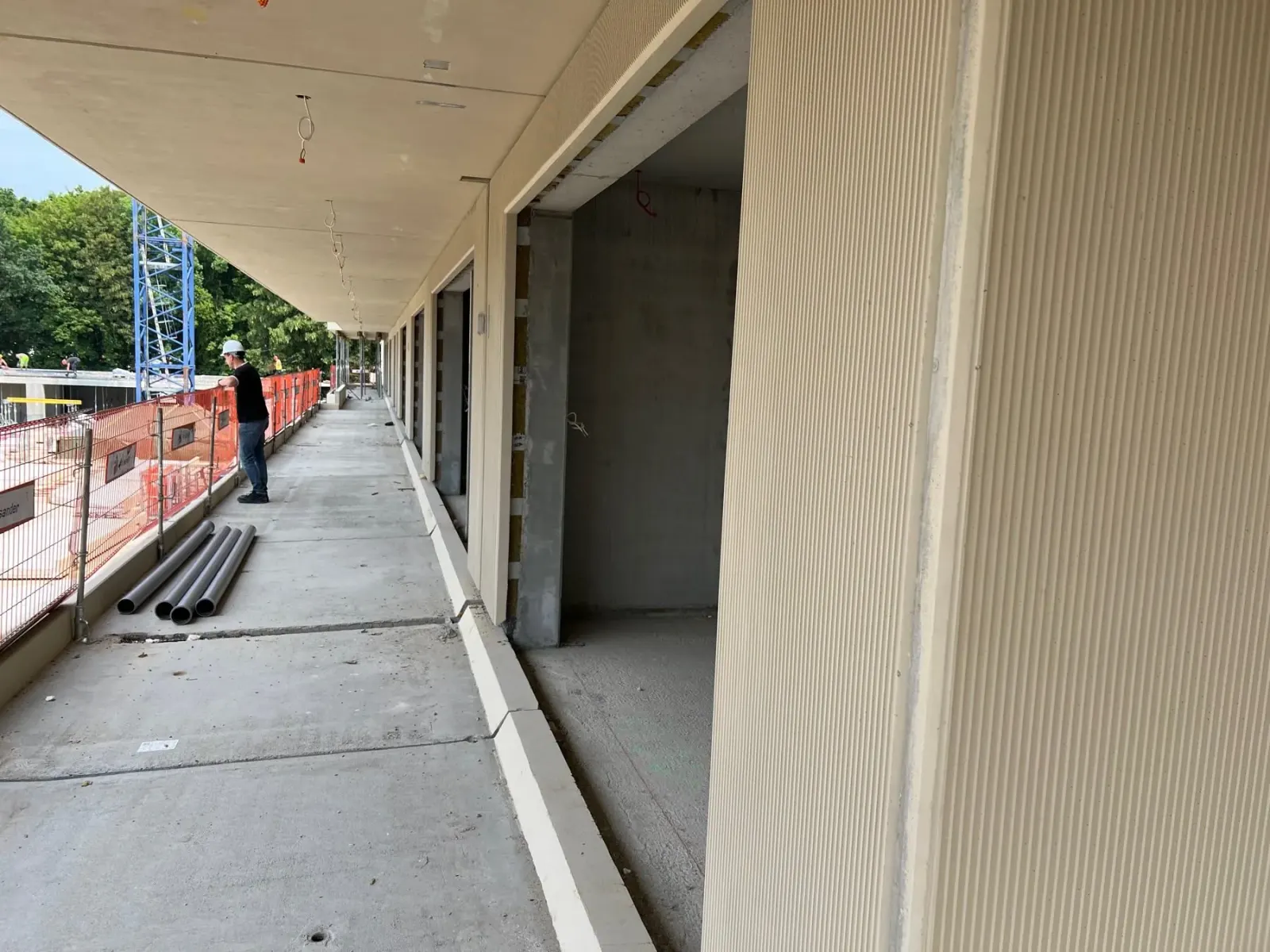 Montierte Formee-Sandwichwände mit geriffelter Vorsatzschale auf der Baustelle eines Mehrfamilienhauses
