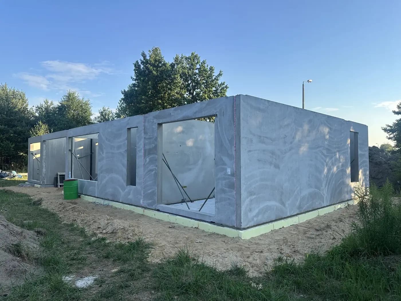 Dom jednorodzinny w Simoradzu z prefabrykatów — Simoradz