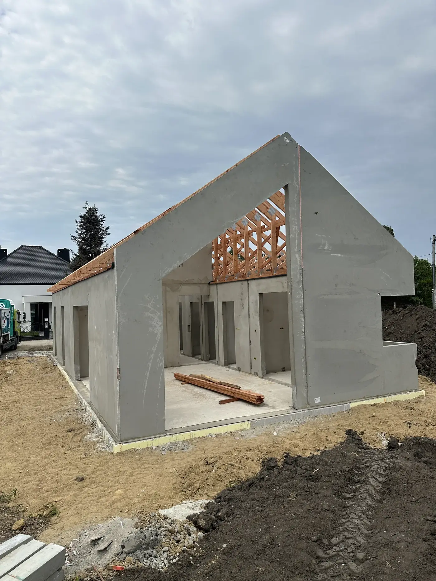 Dom jednorodzinny w Simoradzu z prefabrykatów — Simoradz