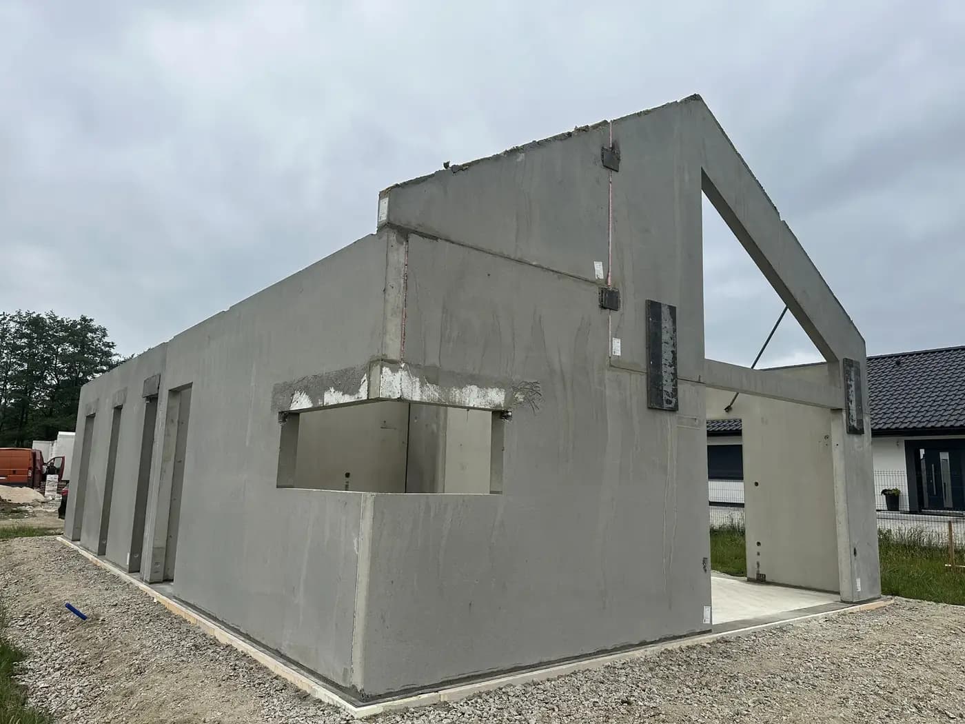 Dom jednorodzinny w Simoradzu z prefabrykatów — Simoradz