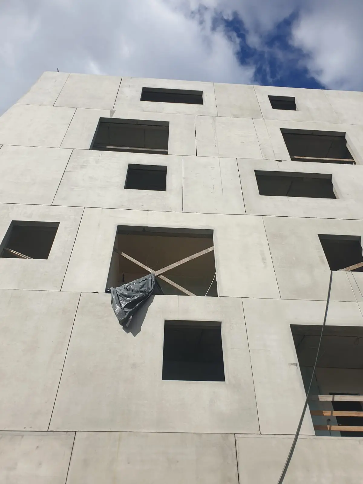 Aura w Poznaniu — elewacje z betonu architektonicznego — Poznań
