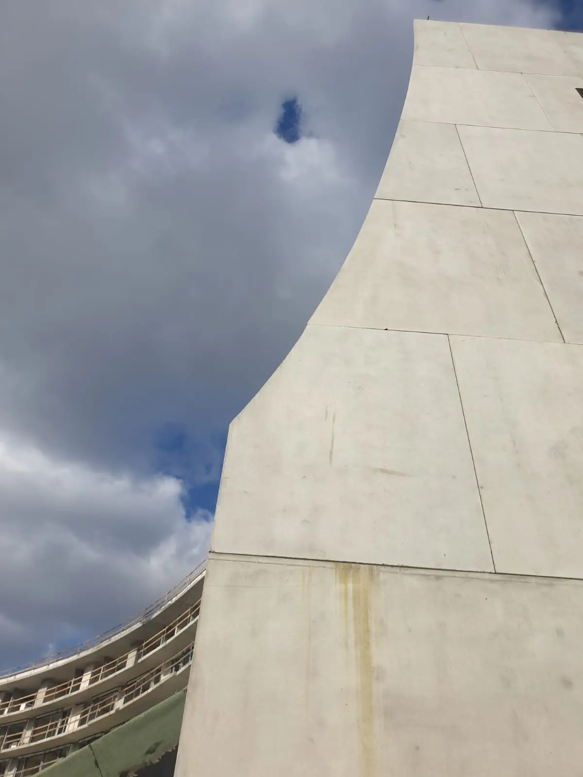 Aura w Poznaniu — elewacje z betonu architektonicznego — Poznań