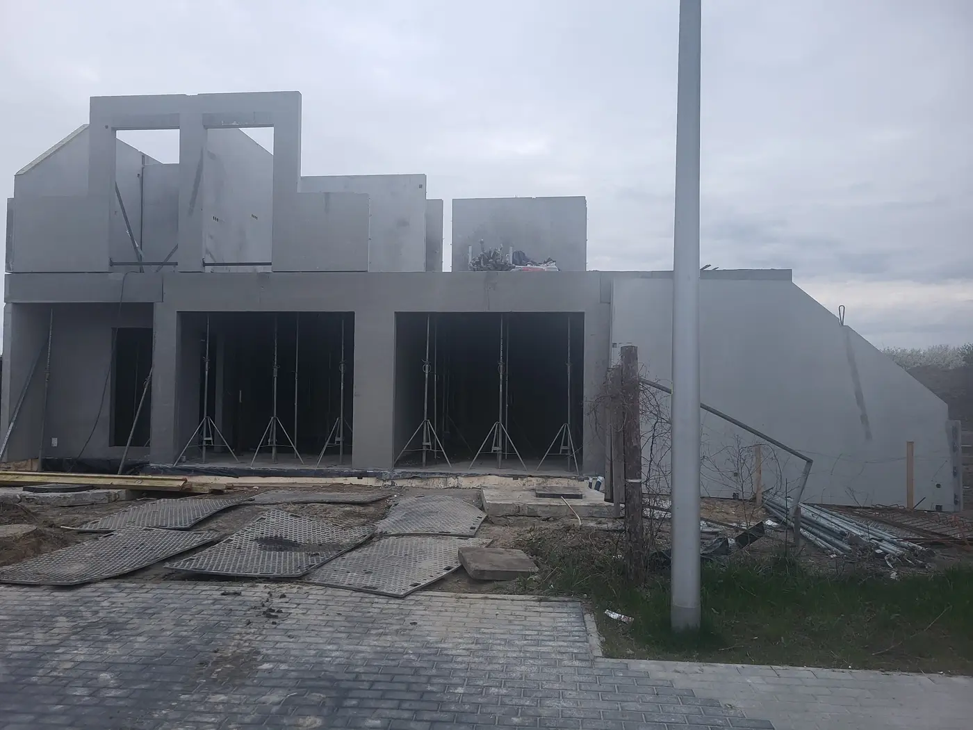 Budynek z garażami w Międzyrzeczu — ściany i schody prefabrykowane — Międzyrzecz