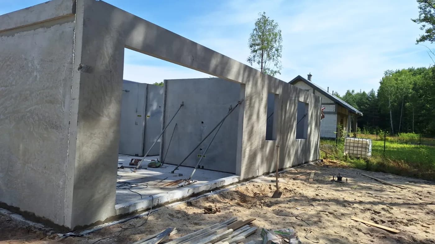 Dom jednorodzinny w Glinie — ściany prefabrykowane — Glina