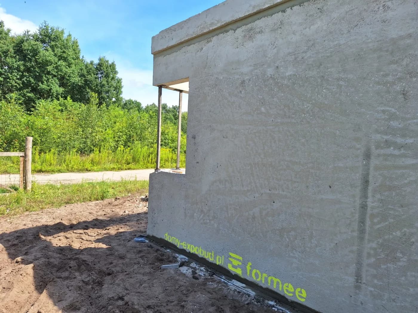 Einfamilienhaus in Glina — Fertigteilwände — Referenz von Formee