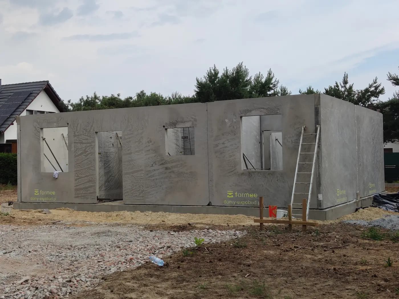 Dom parterowy w Komorowie z prefabrykowanych ścian — Komorowo