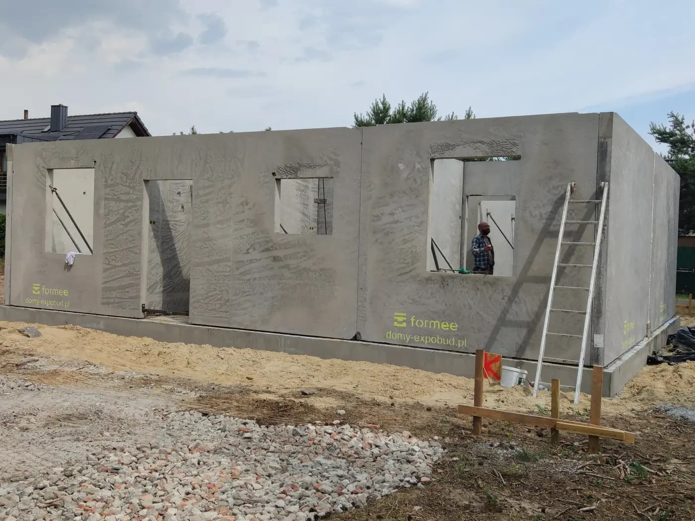 Dom parterowy w Komorowie z prefabrykowanych ścian — Komorowo