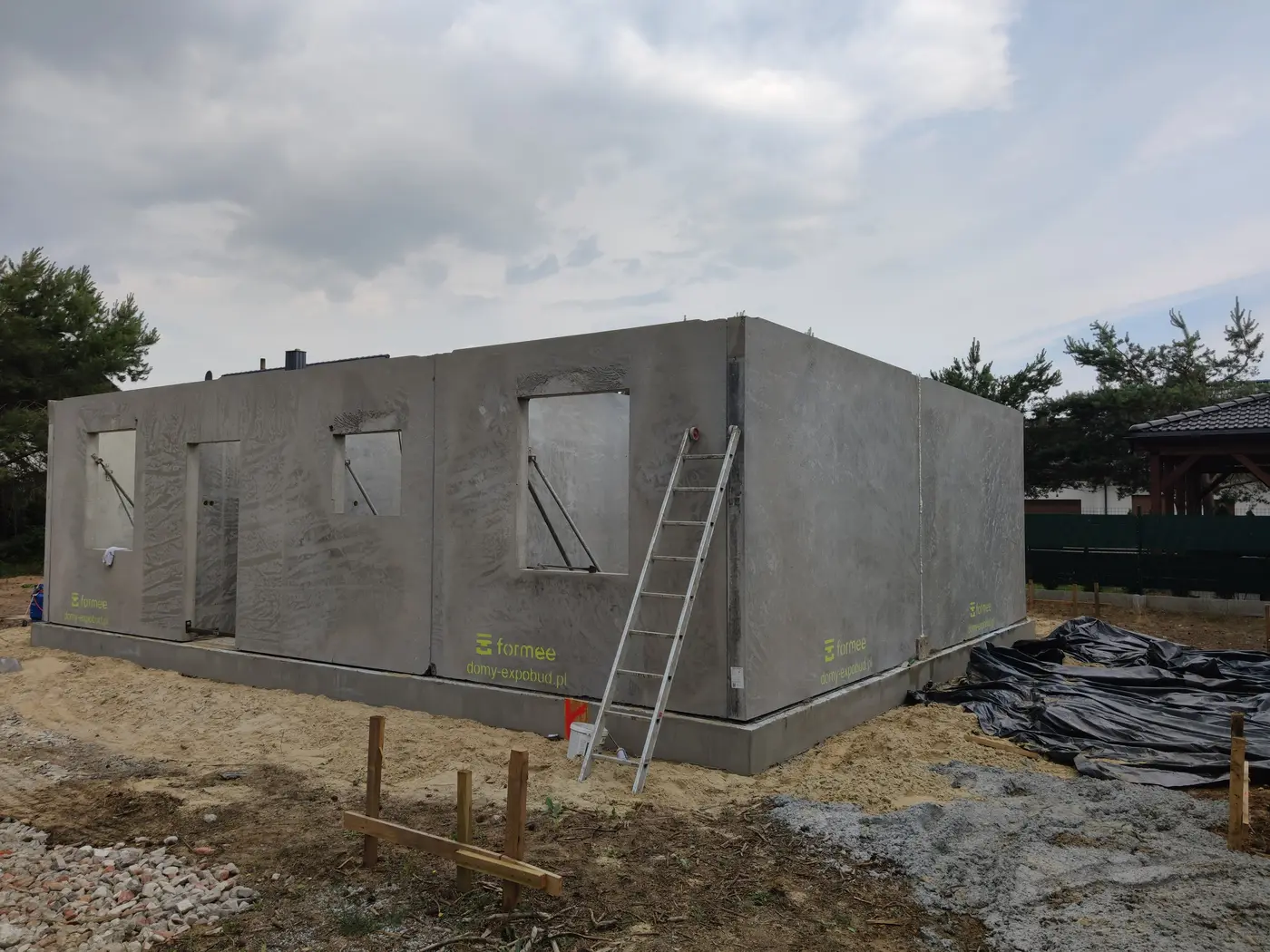Dom parterowy w Komorowie z prefabrykowanych ścian — Komorowo
