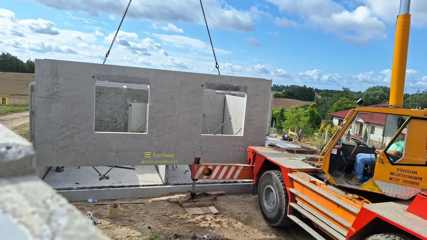 Småhus i Świecie — prefabricerade väggar — Formee-referens