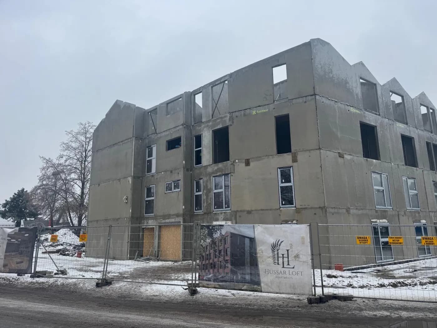 Hussar Loft w Szczecinie — narożnik budynku ze ścian prefabrykowanych, na dolnych kondygnacjach wstawiona stolarka okienna