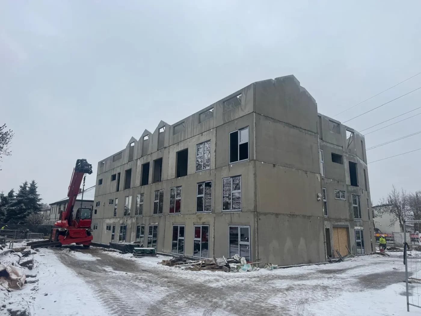 Budowa akademika Hussar Loft na Gumieńcach — ściany i stropy prefabrykowane w trakcie zimowego montażu