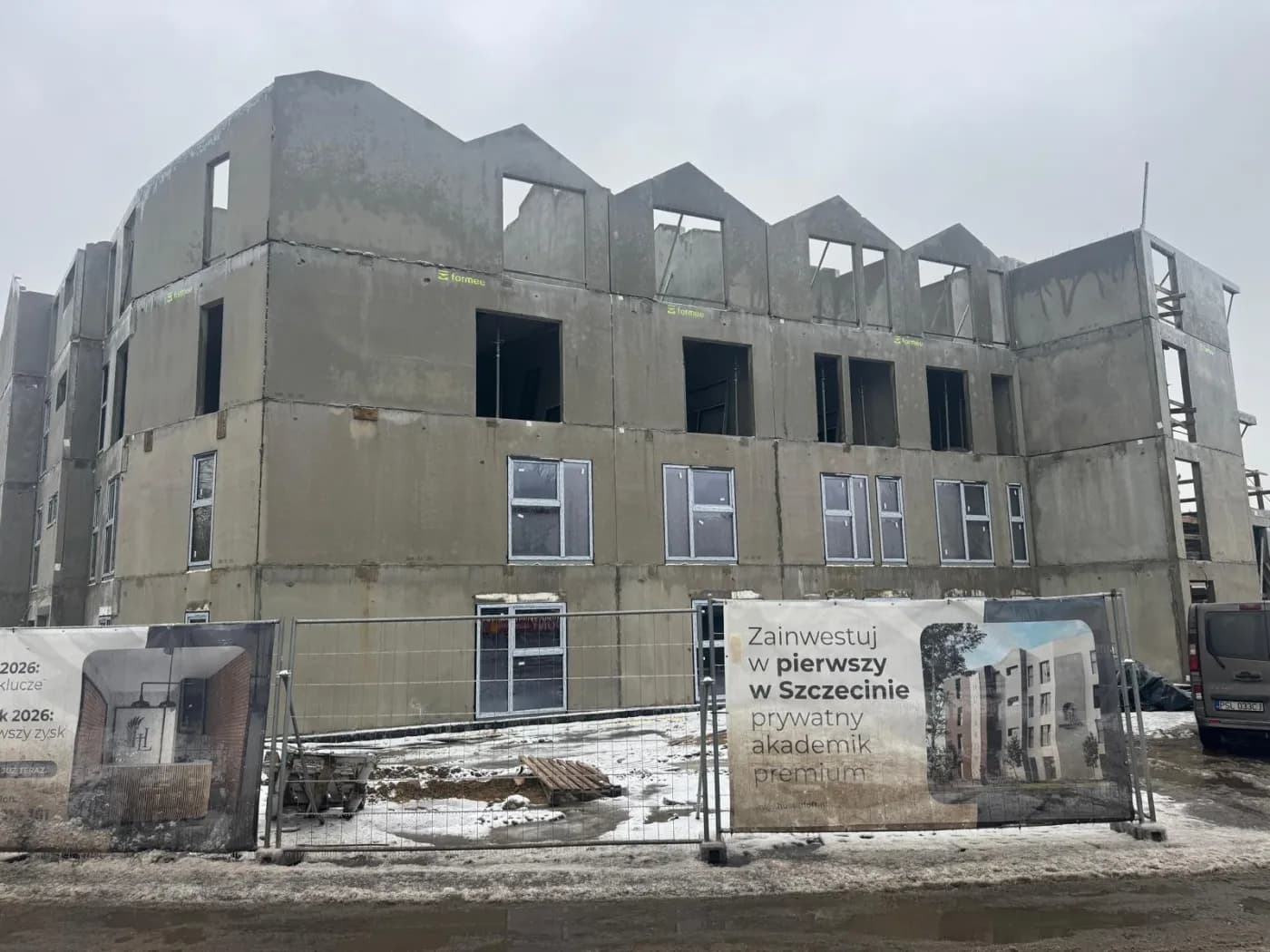 Elewacja frontowa Hussar Loft — prefabrykowane ściany z otworami okiennymi wykonanymi w formie
