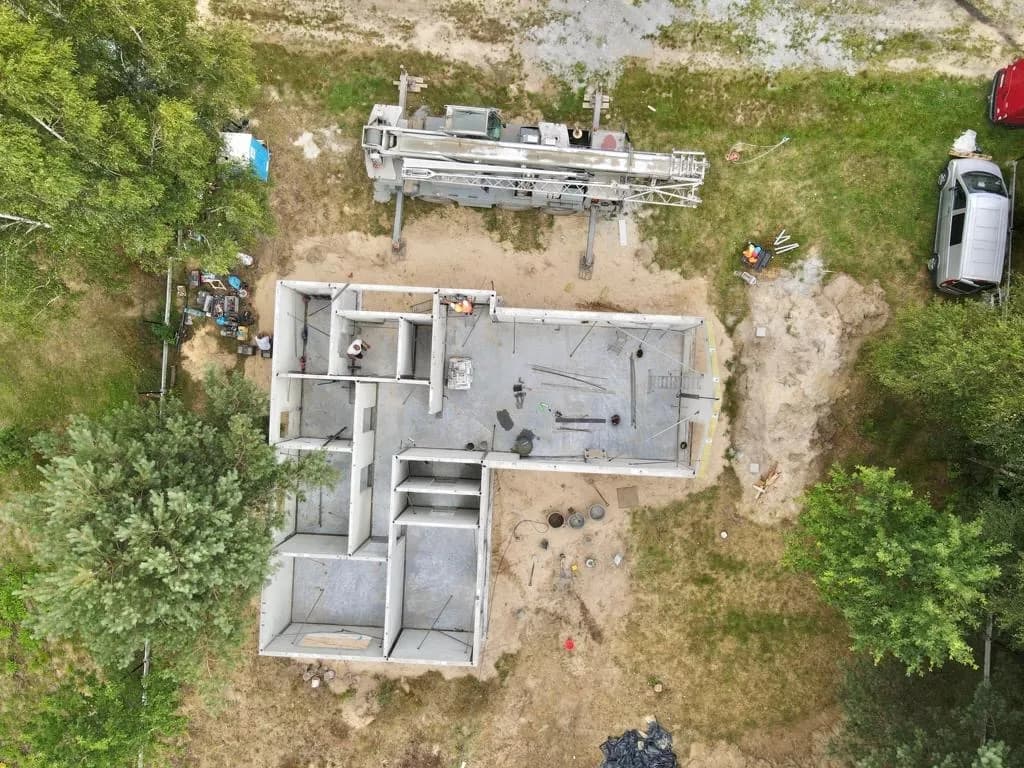 Dom jednorodzinny z prefabrykatów betonowych na etapie ścian parteru, widok z drona