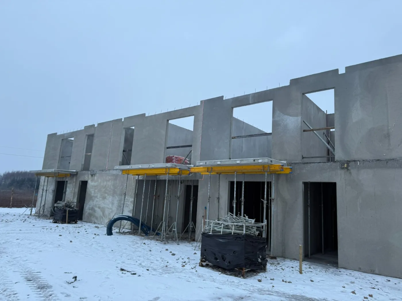 Szereg segmentów w Mieścisku — ściany piętra na prefabrykowanym stropie, daszki nad wejściami podparte stemplami