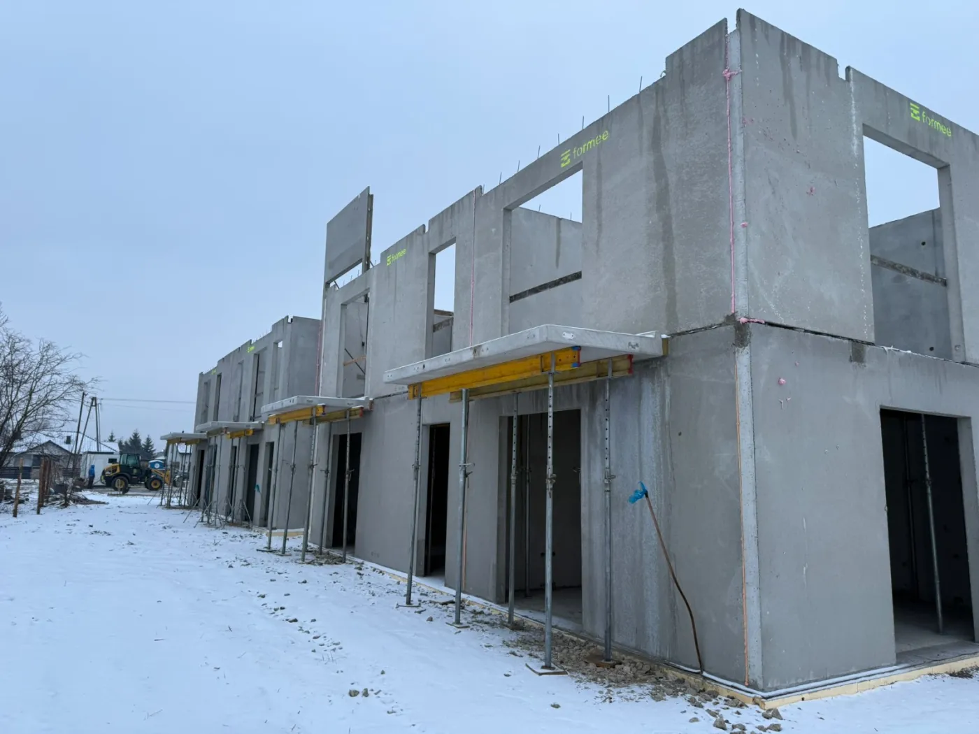 Prefabrykowane płyty balkonowe nad wejściami w Mieścisku, podparte stemplami