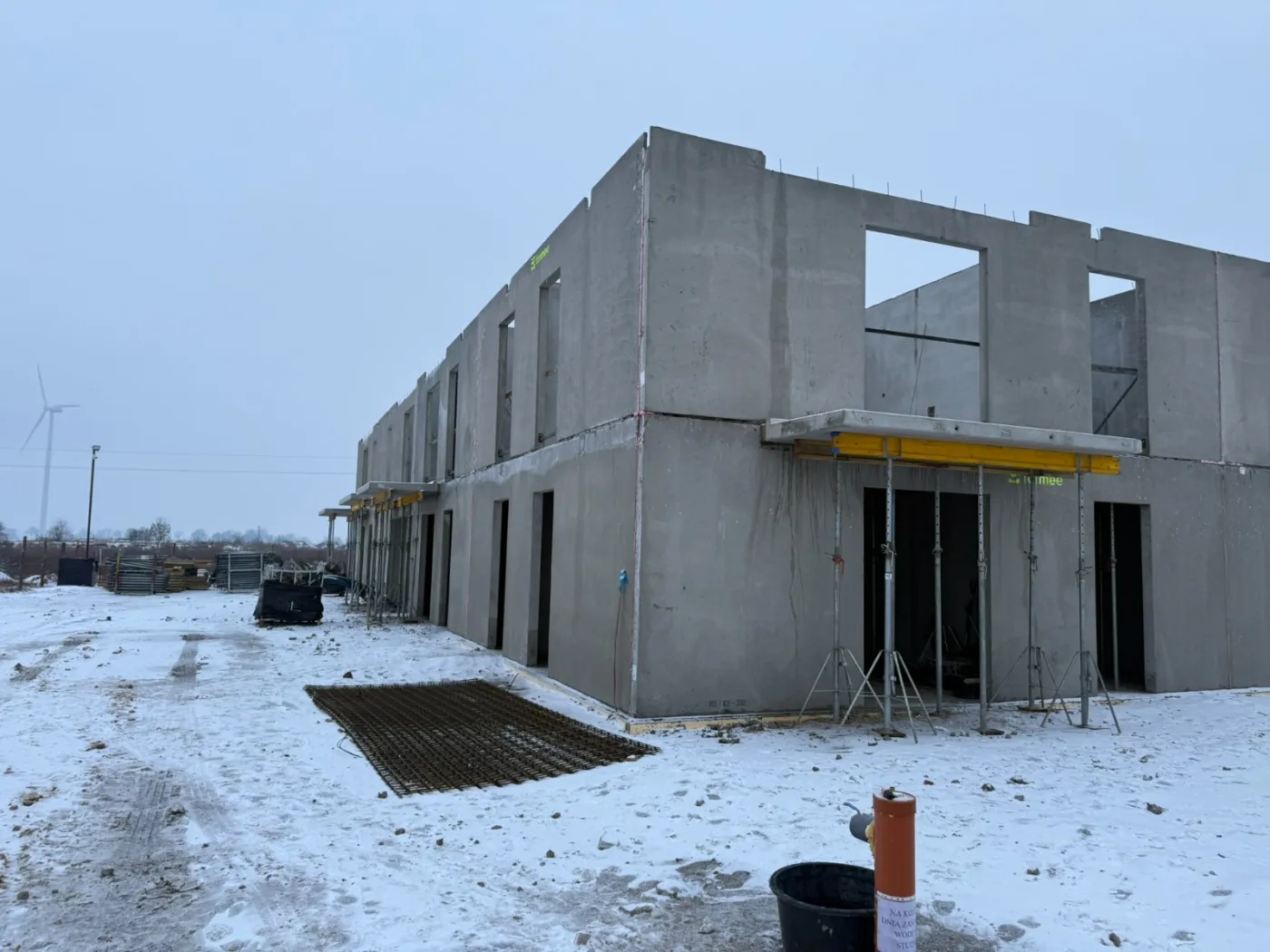 Montaż ścian prefabrykowanych w Mieścisku — zimowy etap prac