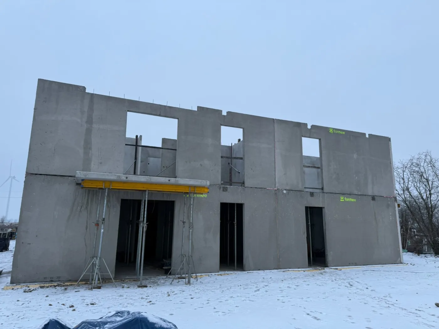 Ściany piętra segmentu w Mieścisku ustawione na prefabrykowanym stropie nad parterem