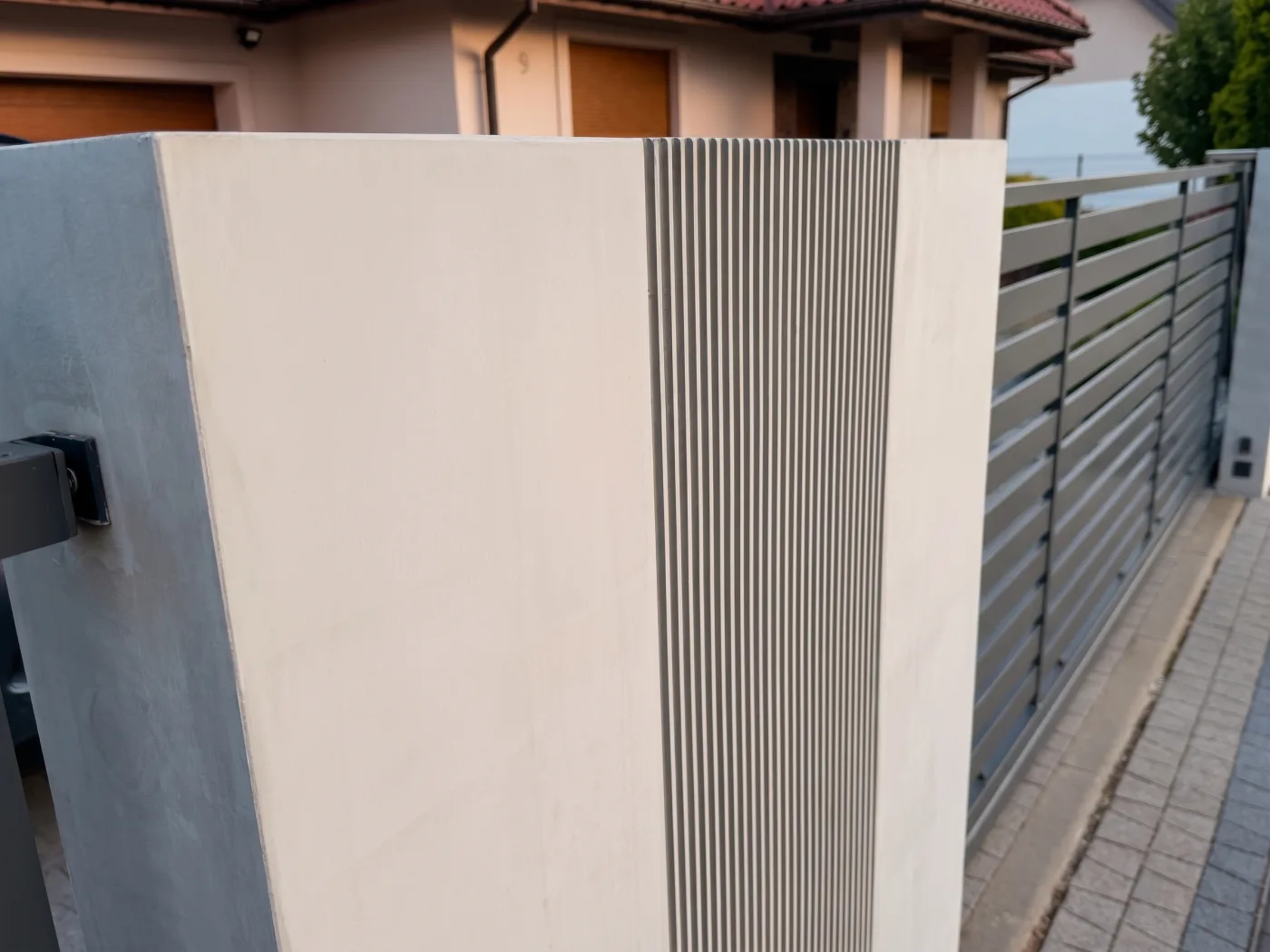 Hegn i arkitektonisk beton i Międzyrzecz — Formee-reference