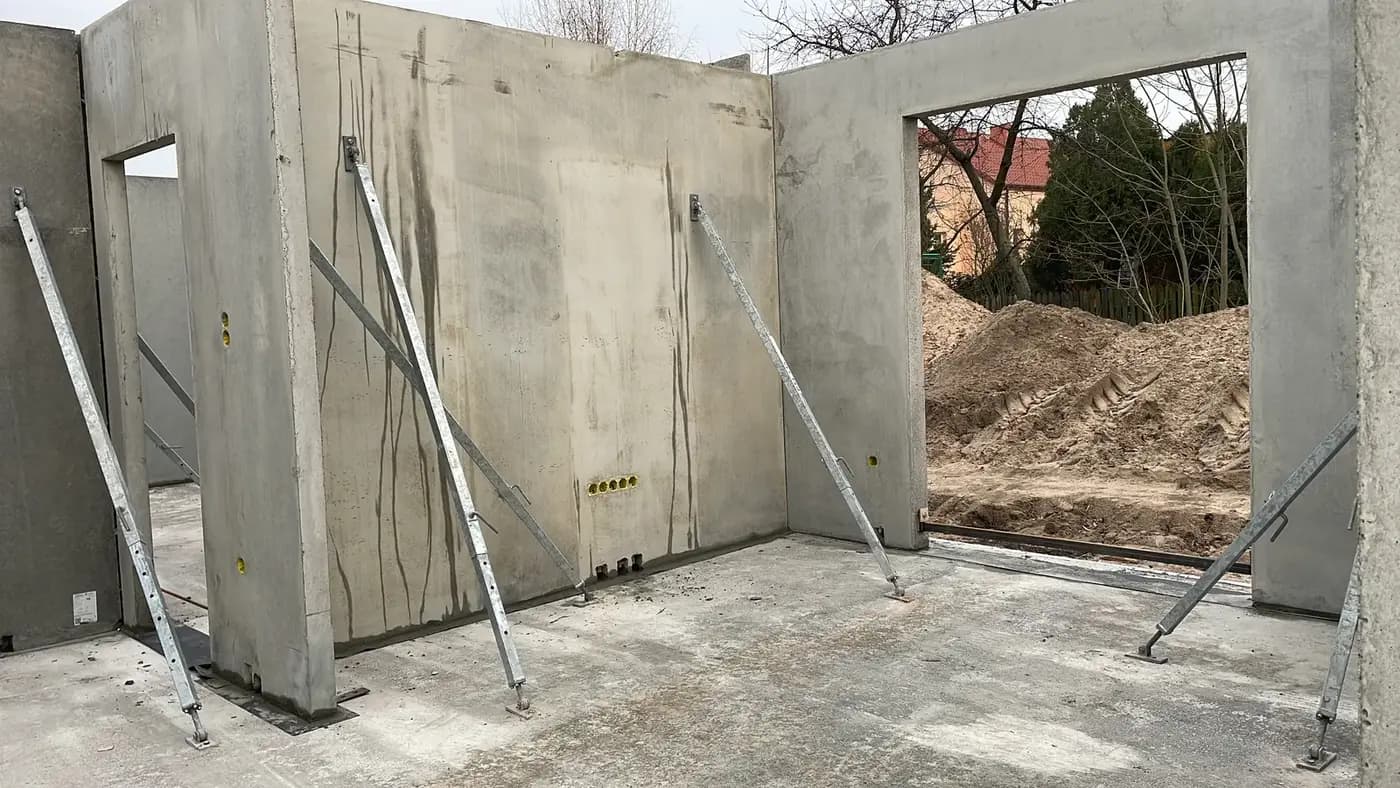 Budynek wielorodzinny w Ostrowitem — ściany i stropy — Ostrowite