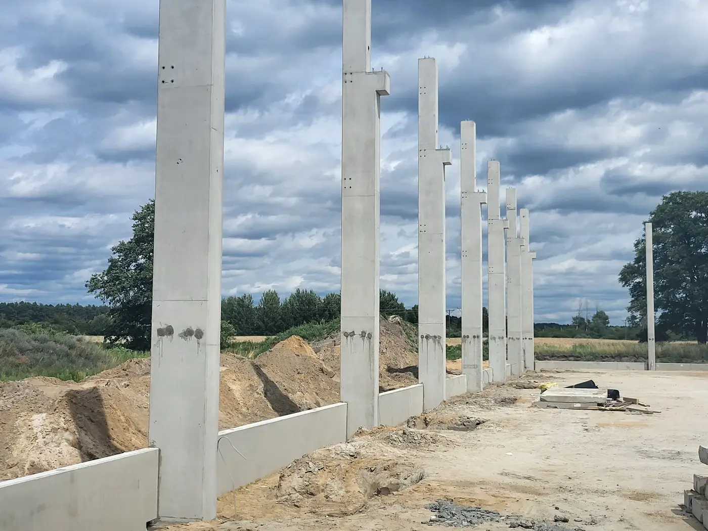 Hala z częścią biurową w Międzyrzeczu — słupy i ściany — Międzyrzecz