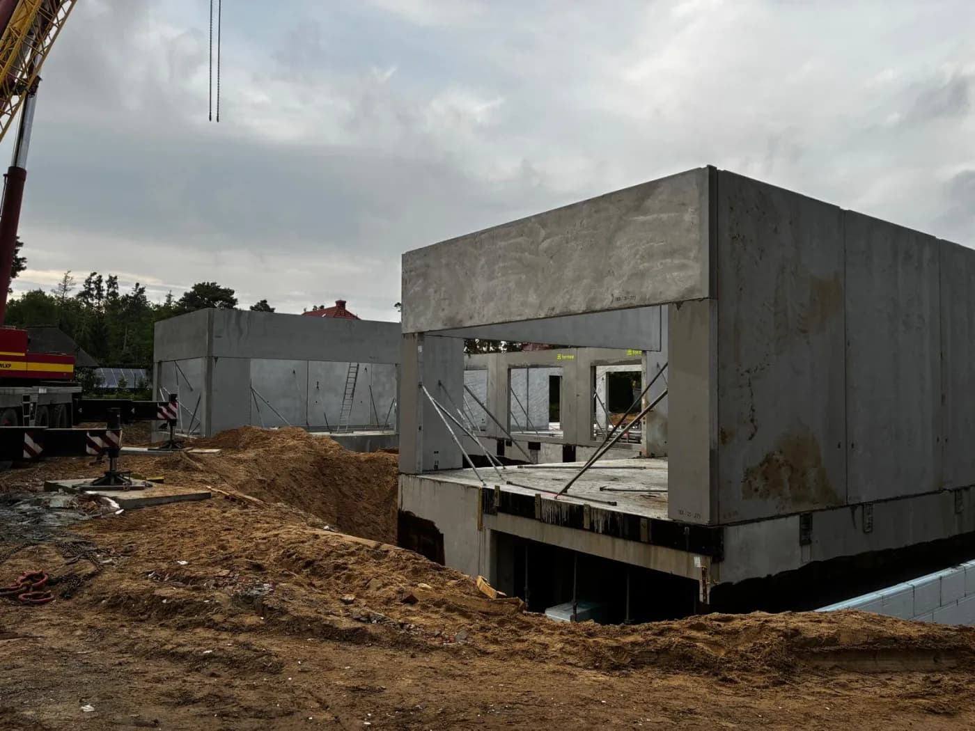 Montaż ścian parteru w Słubicach — bryły budynku na prefabrykowanym stropie nad piwnicą