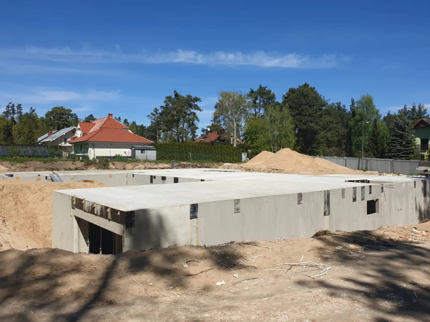 Kondygnacja piwniczna z prefabrykatów w Słubicach — ściany i strop przed montażem parteru