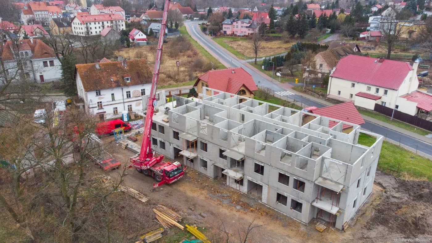 Bytový dom v meste Chojnów — steny, stropy a balkóny