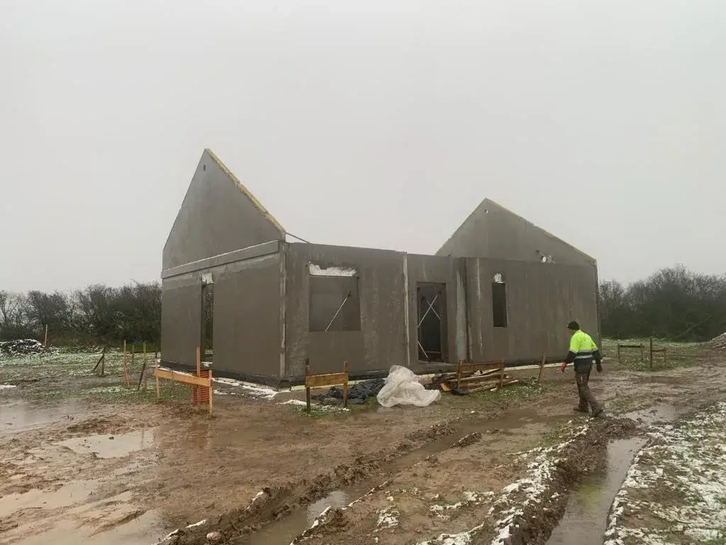 Dom jednorodzinny w Kaźmierzu z prefabrykowanych ścian — Kaźmierz