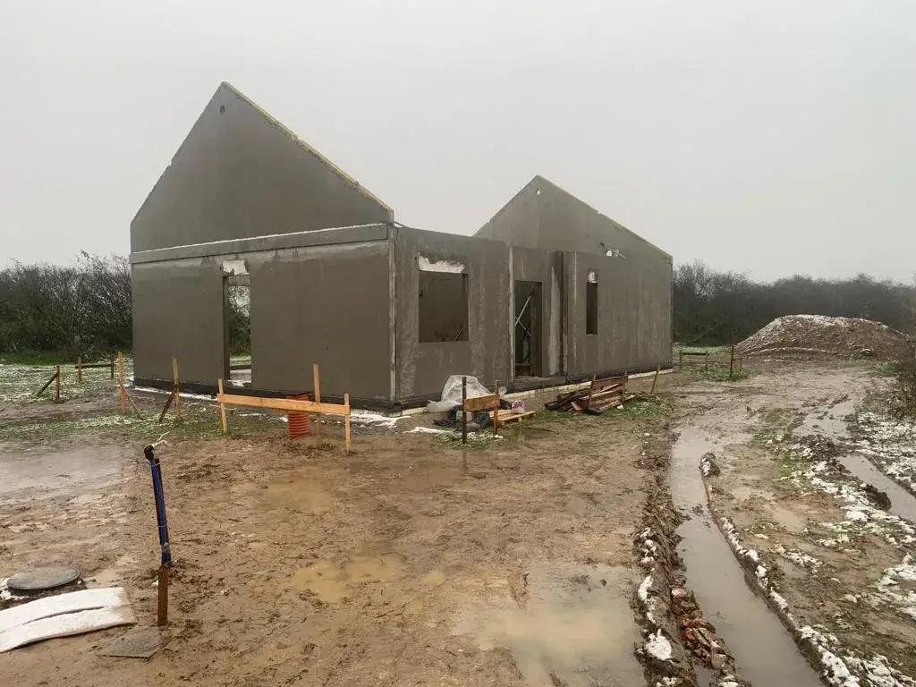 Dom jednorodzinny w Kaźmierzu z prefabrykowanych ścian — Kaźmierz