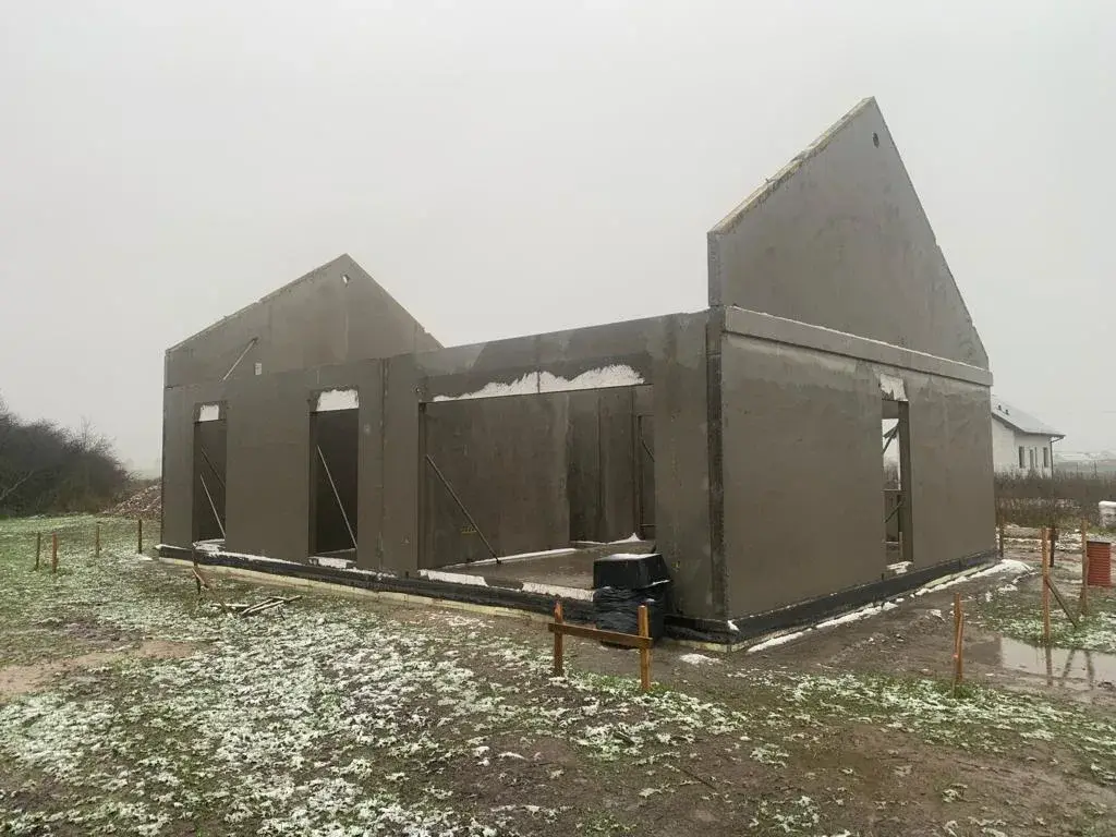 Dom jednorodzinny w Kaźmierzu z prefabrykowanych ścian — Kaźmierz