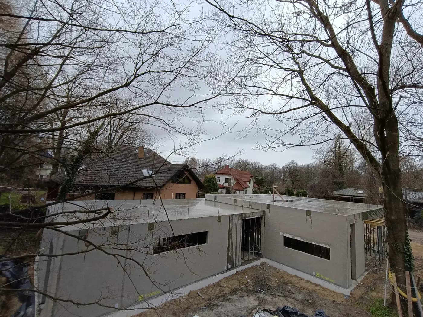 Budynek dwukondygnacyjny w Zielonce — ściany i stropy — Zielonka