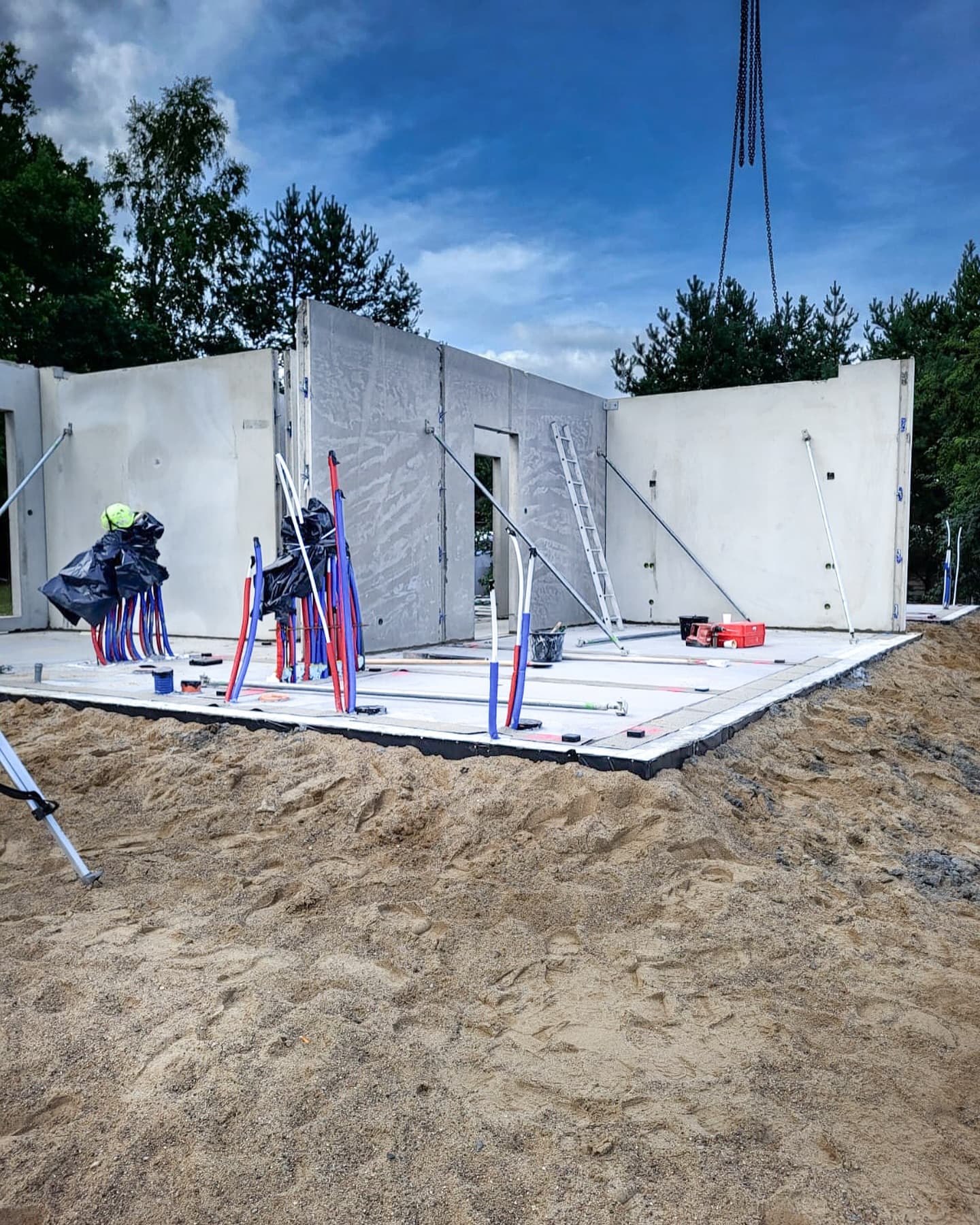 Jak przebiega montaż domu z prefabrykatów? Dzień po dniu - zdjęcie 1