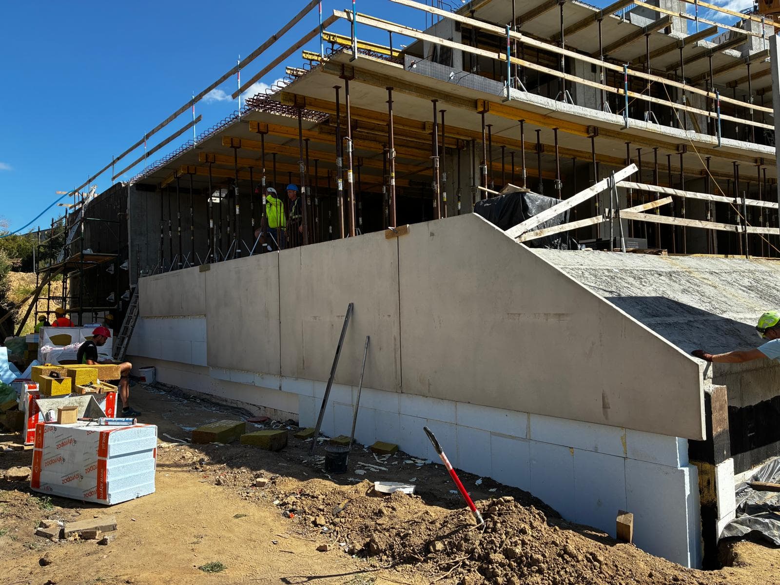 Aura w Poznaniu — elewacje z betonu architektonicznego - zdjęcie 1